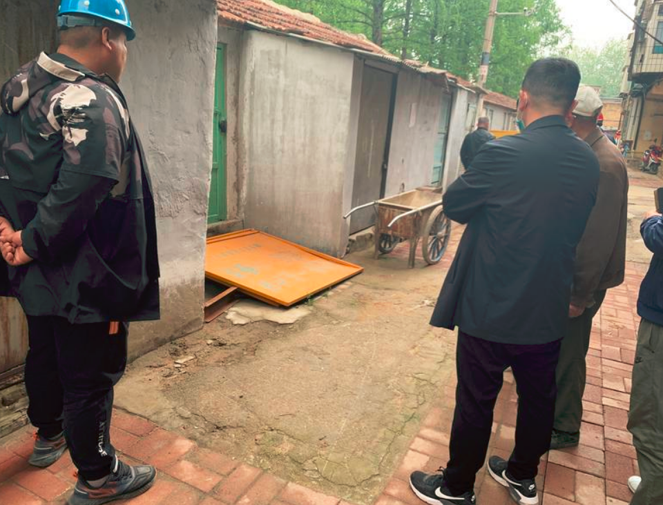 民意通追踪报道|红旗里自来水井渗污水引关注 多个部门同时作业