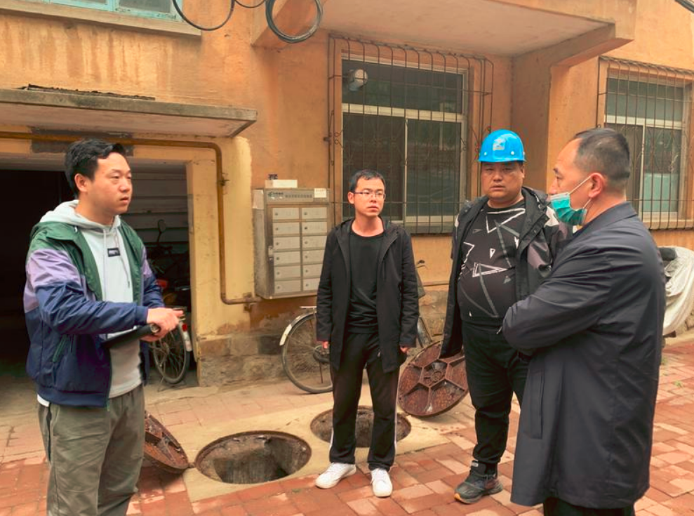 民意通追踪报道|红旗里自来水井渗污水引关注 多个部门同时作业