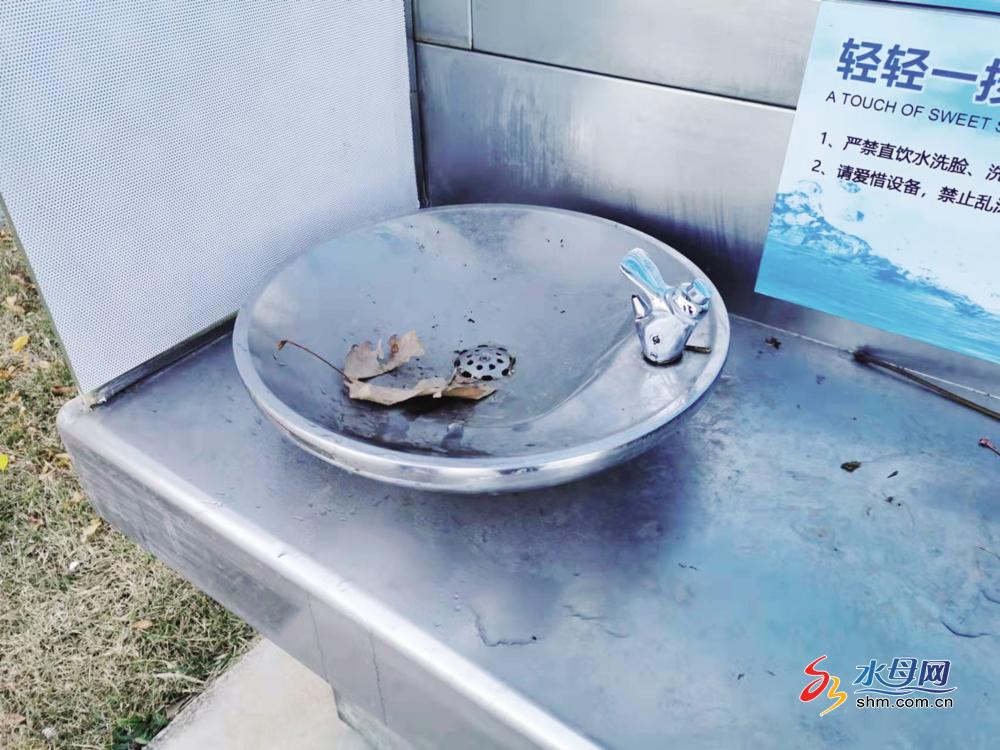 亚星游戏官网烟台通滨海广场直饮水机成摆设 水龙头六个坏了五个(图1)