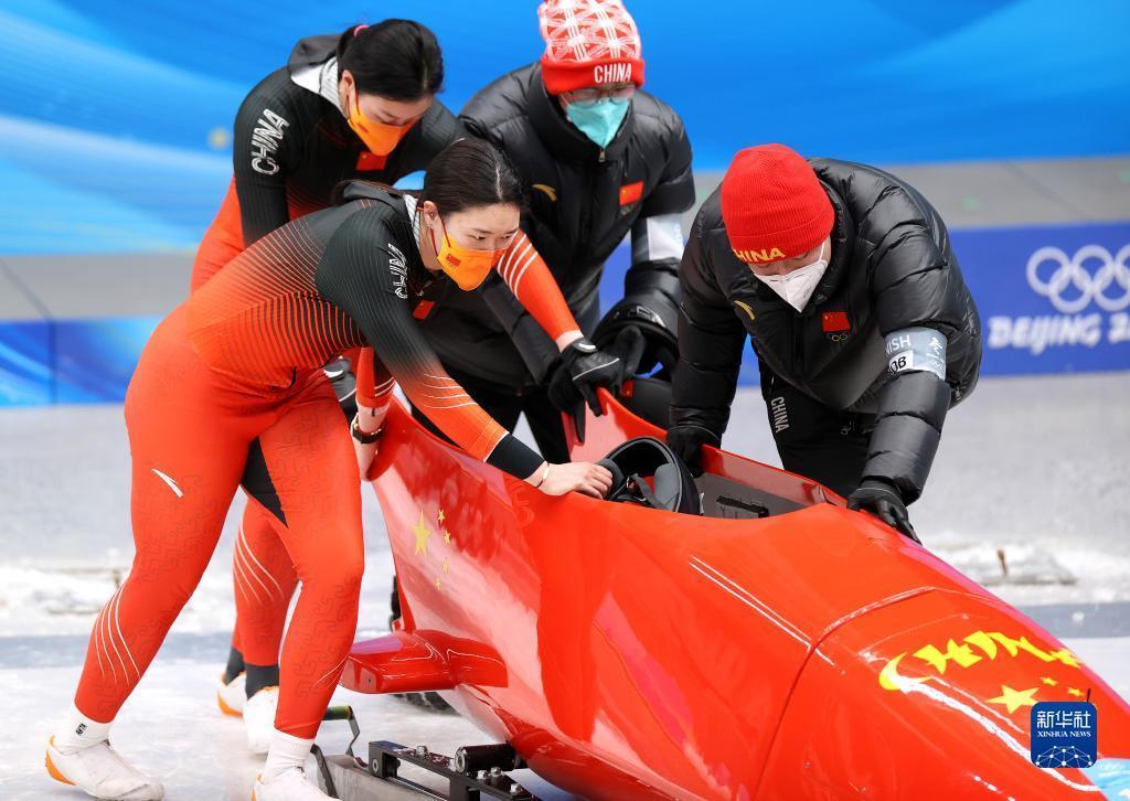 当日,北京2022年冬奥会女子双人雪车比赛在国家雪车雪橇中心举行.