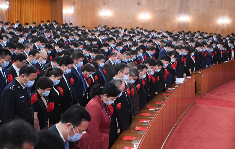 2020年9月8日上午,全国抗击新冠肺炎疫情表彰大会在北京人民大会堂隆重举行。这是全场肃立,向新冠肺炎疫情牺牲烈士和逝世同胞默哀。