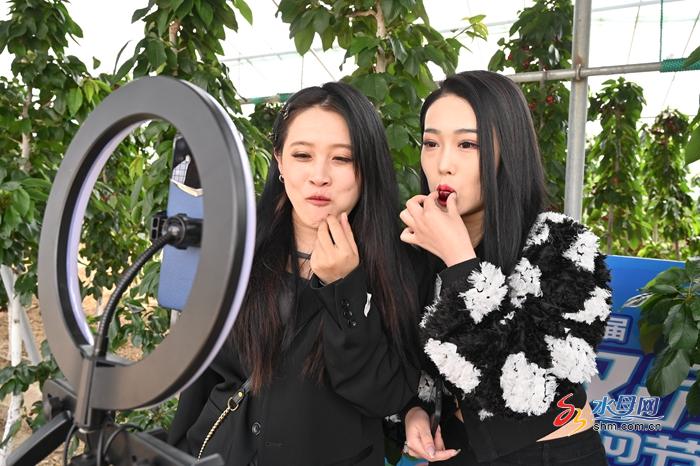 伟德bv1946官网-乡村行·看振兴）“00后”兄妹返乡创业 直播间里打造“黄金产业”