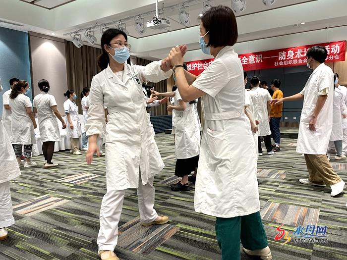 烟台武协防身术培训活动走进白石肛肠医院(图2)