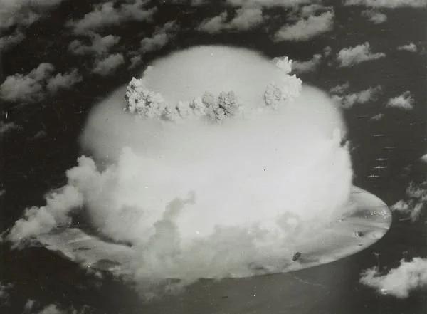 美国1946年在马绍尔群岛比基尼环礁进行核试验时升起蘑菇云（路透社资料图片）