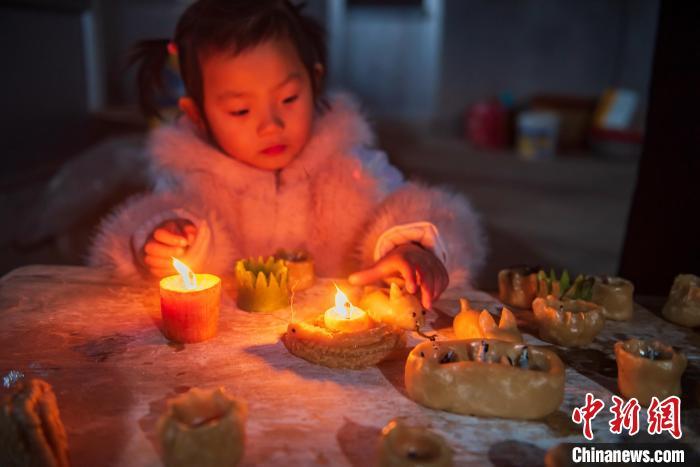 在正月十五晚上，当地人会把蒸好的面灯，插上灯芯点燃。　陈光金 摄