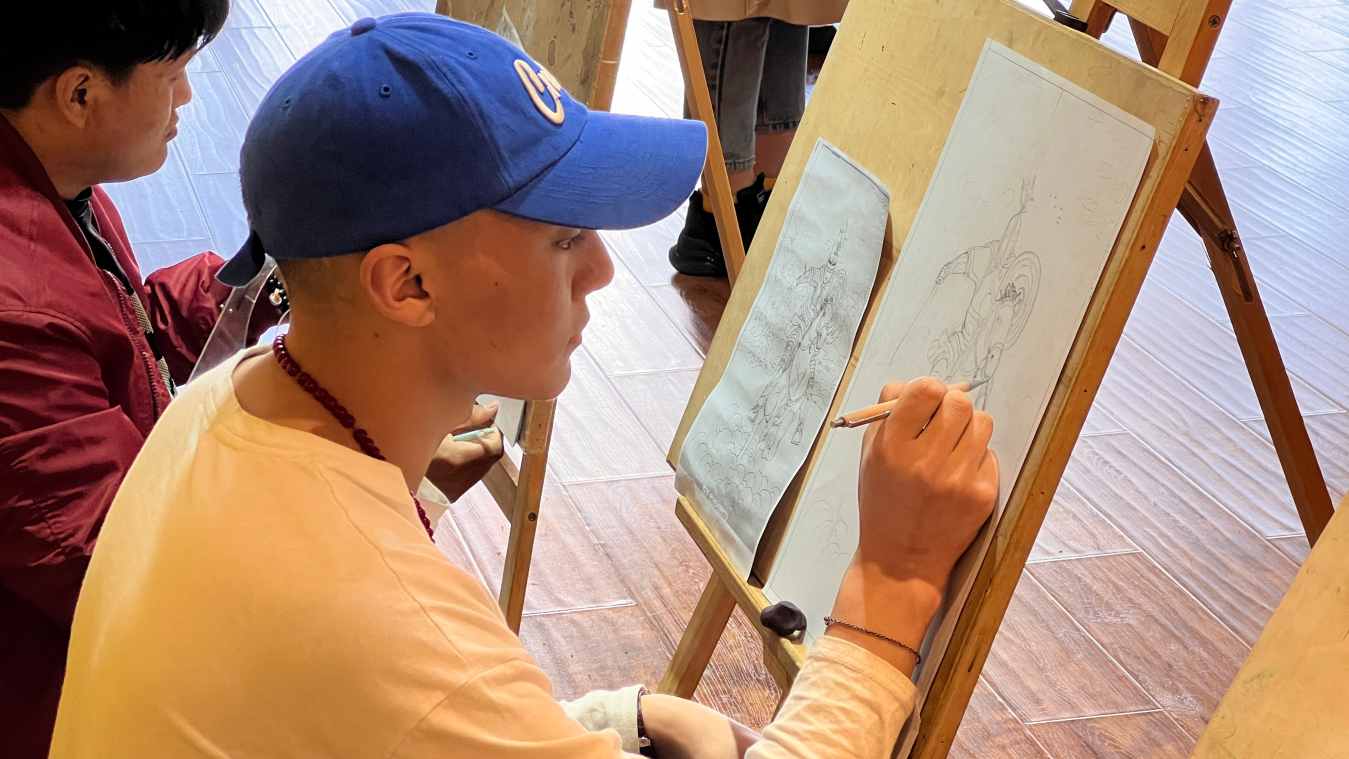 吉福社区拉孟绘画艺术交流中心学生正在绘制唐卡。人民网记者 李昊洋摄