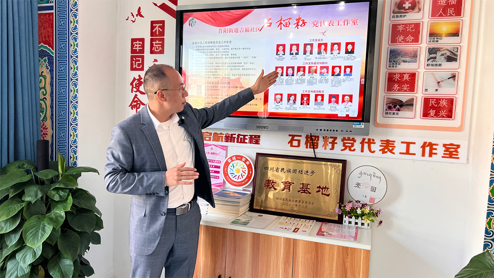 吉福社区党委书记李含荣正在向记者介绍社区情况。人民网记者 李昊洋摄