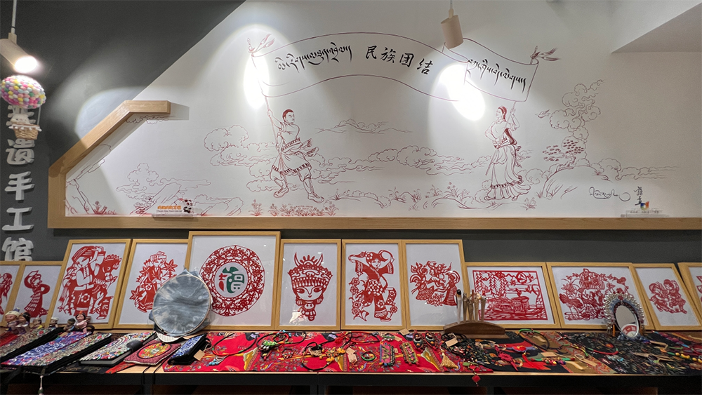 吉福社区党群服务中心手工作品展示区。人民网记者 李昊洋摄