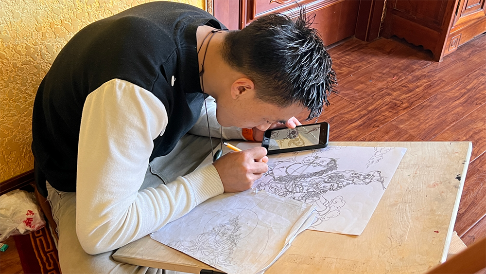 吉福社区拉孟绘画艺术交流中心学生正在绘制唐卡。人民网记者 李昊洋摄
