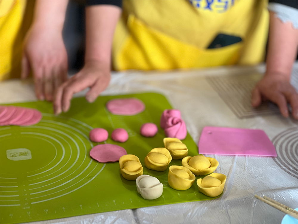 来自社区的各族全职妈妈组建的“智慧妈妈团”正在做花式馒头。人民网记者 李昊洋摄