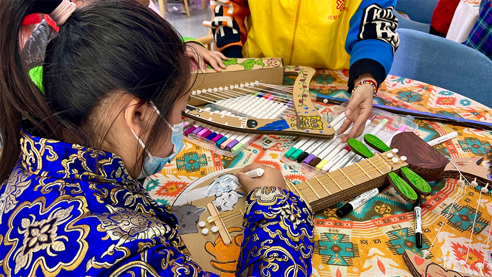 小朋友在西北街社区上手工艺课。人民网记者 李昊洋摄