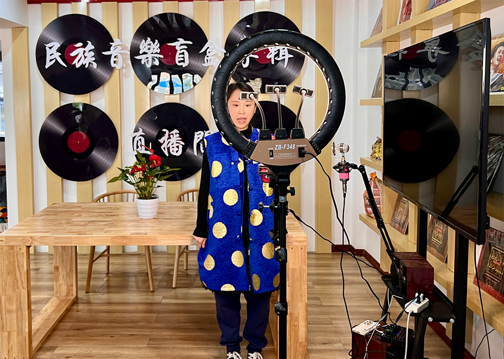 在西北街社区党群服务中心二楼，社区居民在直播带货。人民网记者 李昊洋摄