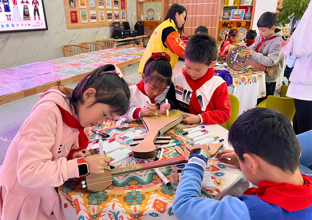 小朋友在西北街社区上手工艺课。人民网记者 李昊洋摄