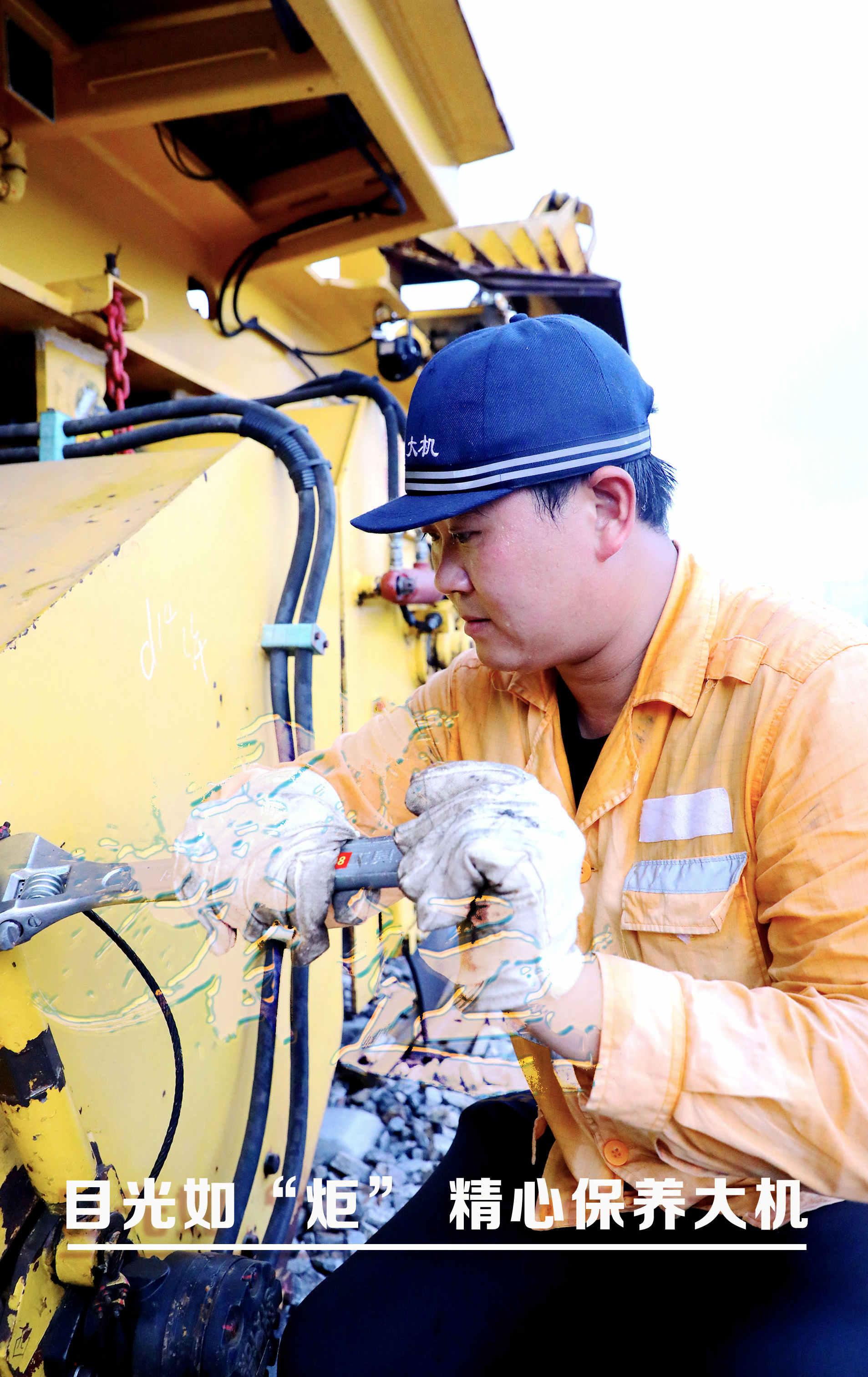 大机司机:不顾烈日暴晒,大机司机精检细修,确保大机以良好状态上线作业。