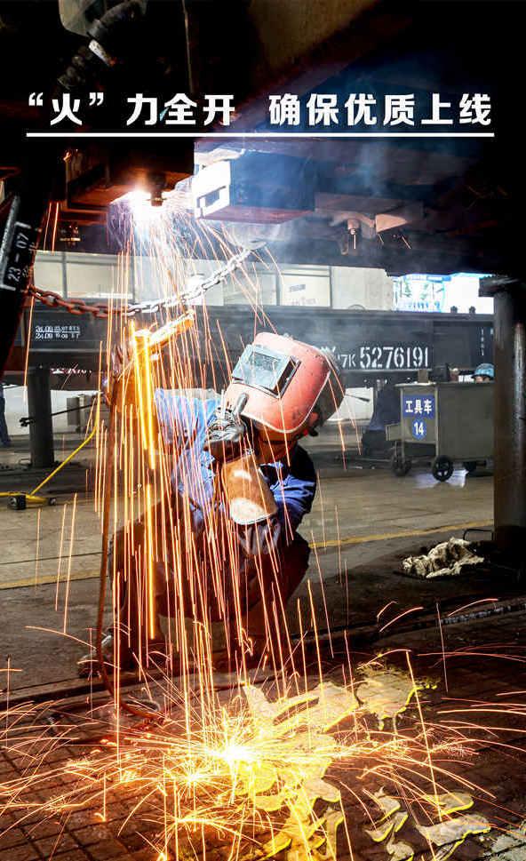 电机钳工:火花四射的车底,电机钳工精检细修,确保车辆优质上线。