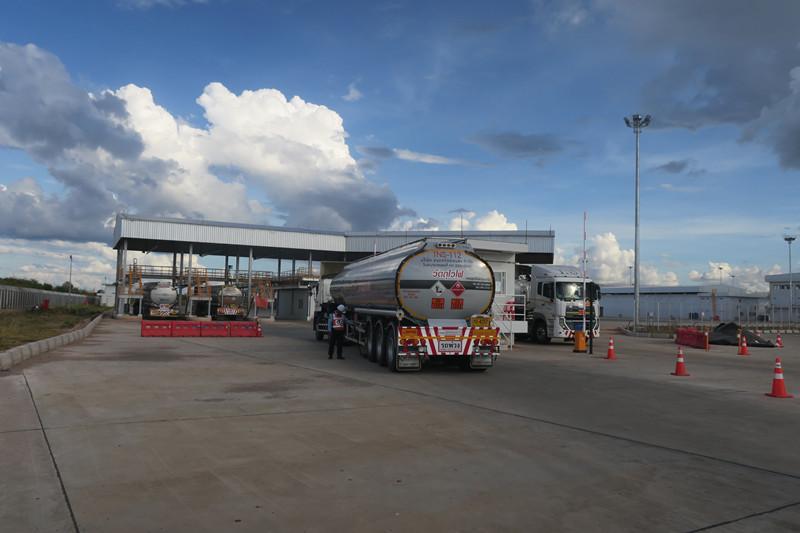 满载成品油的油罐车从终端罐区驶往泰国东北部各地。帕拉米摄