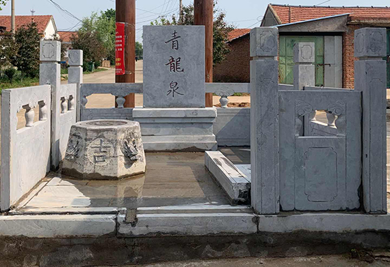 据村里人说,青龙泉古井建于清朝,古井由人工开凿而成,四壁用石板垒彻