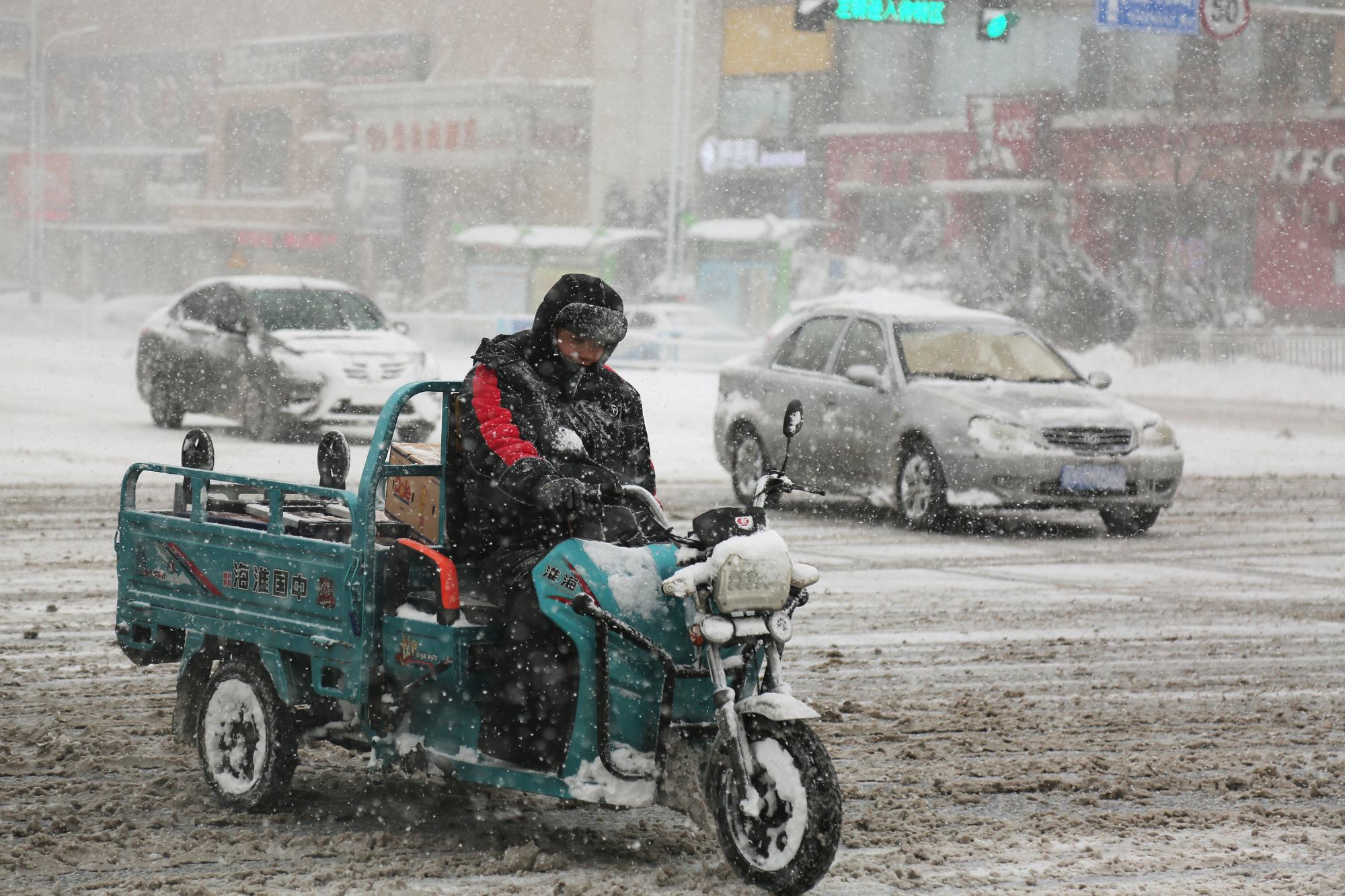 【高清组图】打工魂,暴风雪中的烟台"打工人"