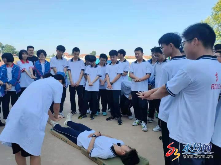 龙口第一中学东校举行防溺水演练活动