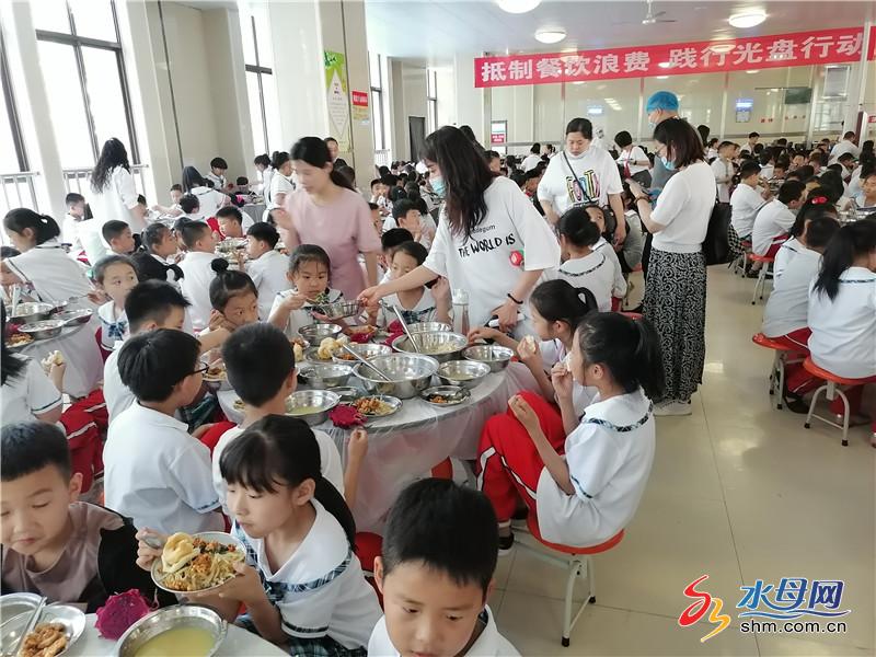 阳光食堂共筑成长龙口市实验小学开展食堂开放日活动