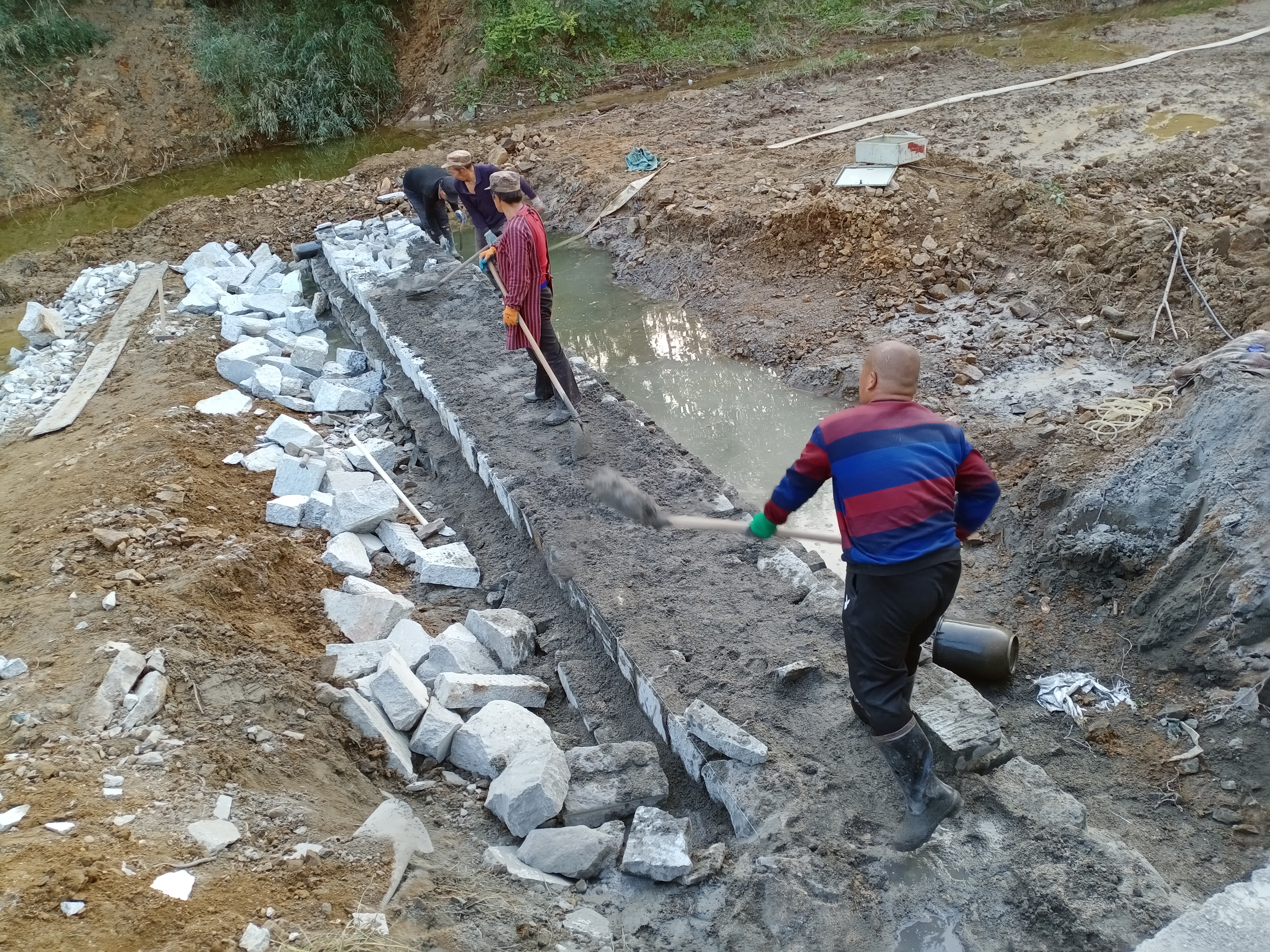 招远市玲珑镇龙泉庄村修建拦水坝办民生实事