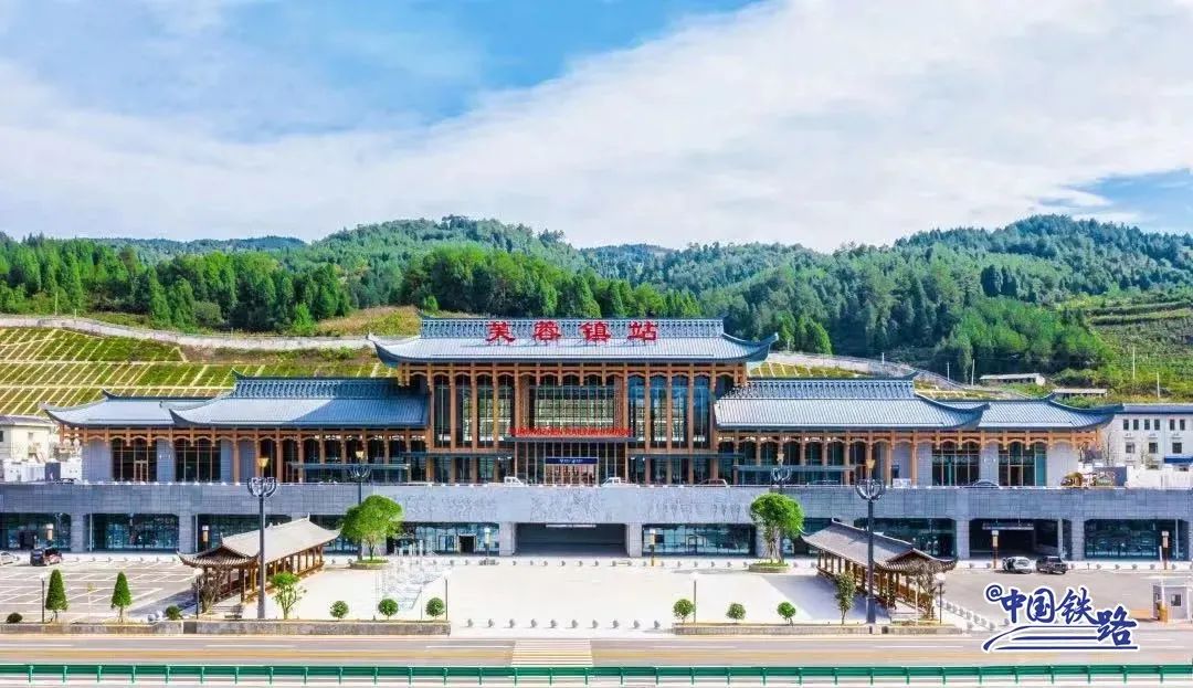 张家界至吉首至怀化高速铁路正式开通运营