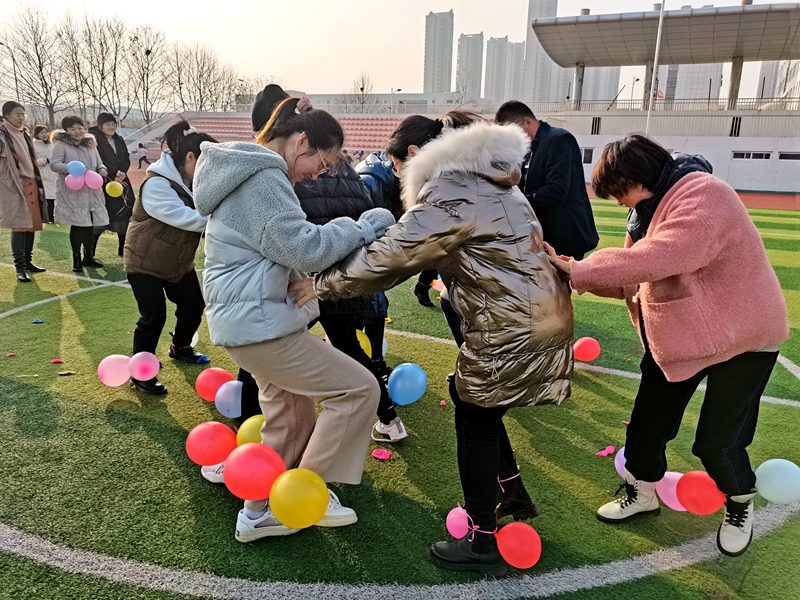 小学语文组举办踩气球比赛校园趣味活动