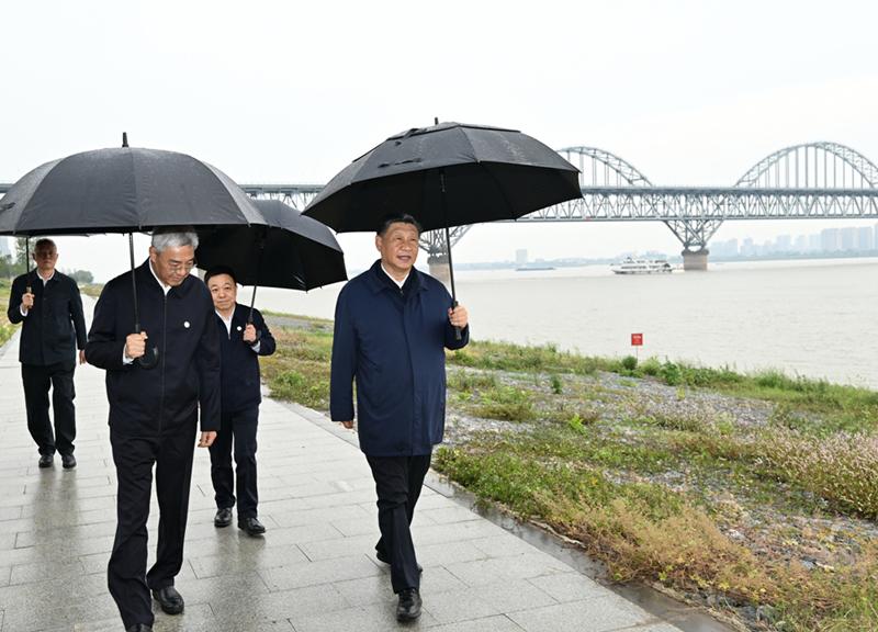 2023年10月10日,习近平在长江国家文化公园九江城区段考察时,冒雨沿江堤步行察看沿岸风貌。