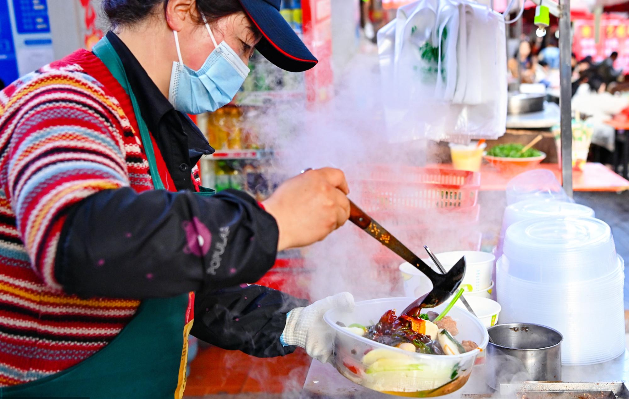 必一体育官网下载【央广网评·文旅新观察②】一道美食带火一座城 好吃是起点好玩是关键(图3)