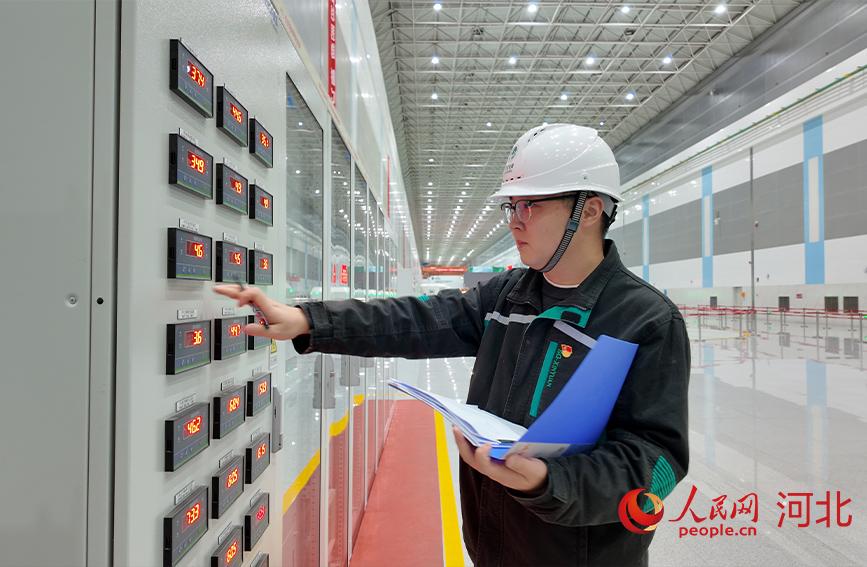 雷华宇在进行日常巡检。人民网记者 周博摄