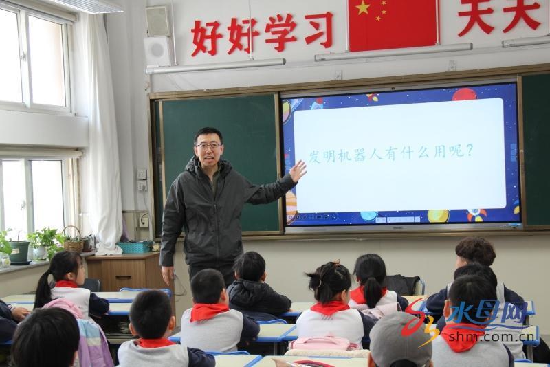 教师进行授课.jpg