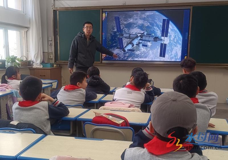 讲解航天科技.jpg