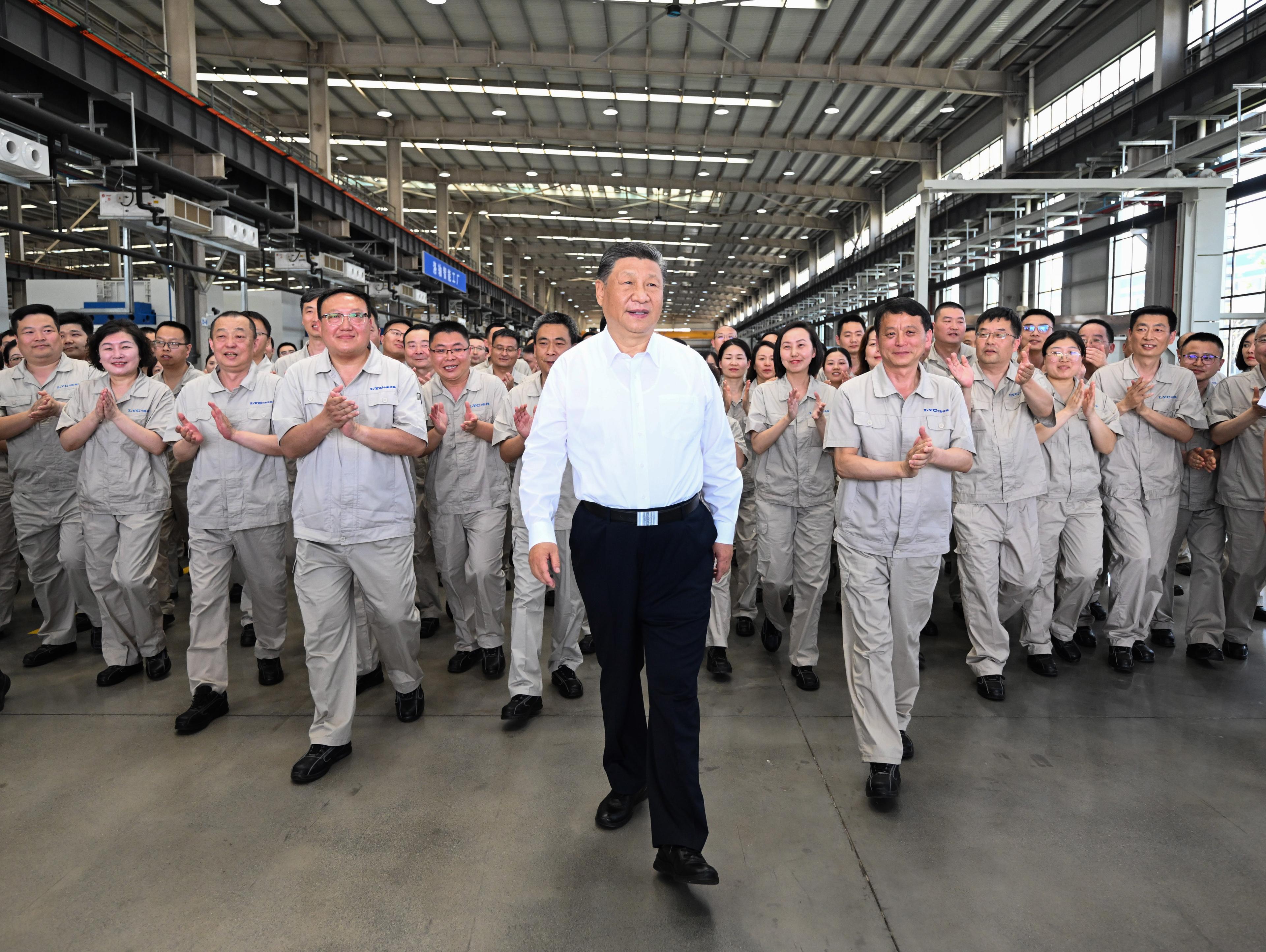 月19日至20日，中共中央总书记、国家主席、中央军委主席习近平在河南考察。这是19日下午，习近平在洛阳轴承集团股份有限公司智能工厂考察时，同企业职工在一起。新华社记者 燕雁 摄
