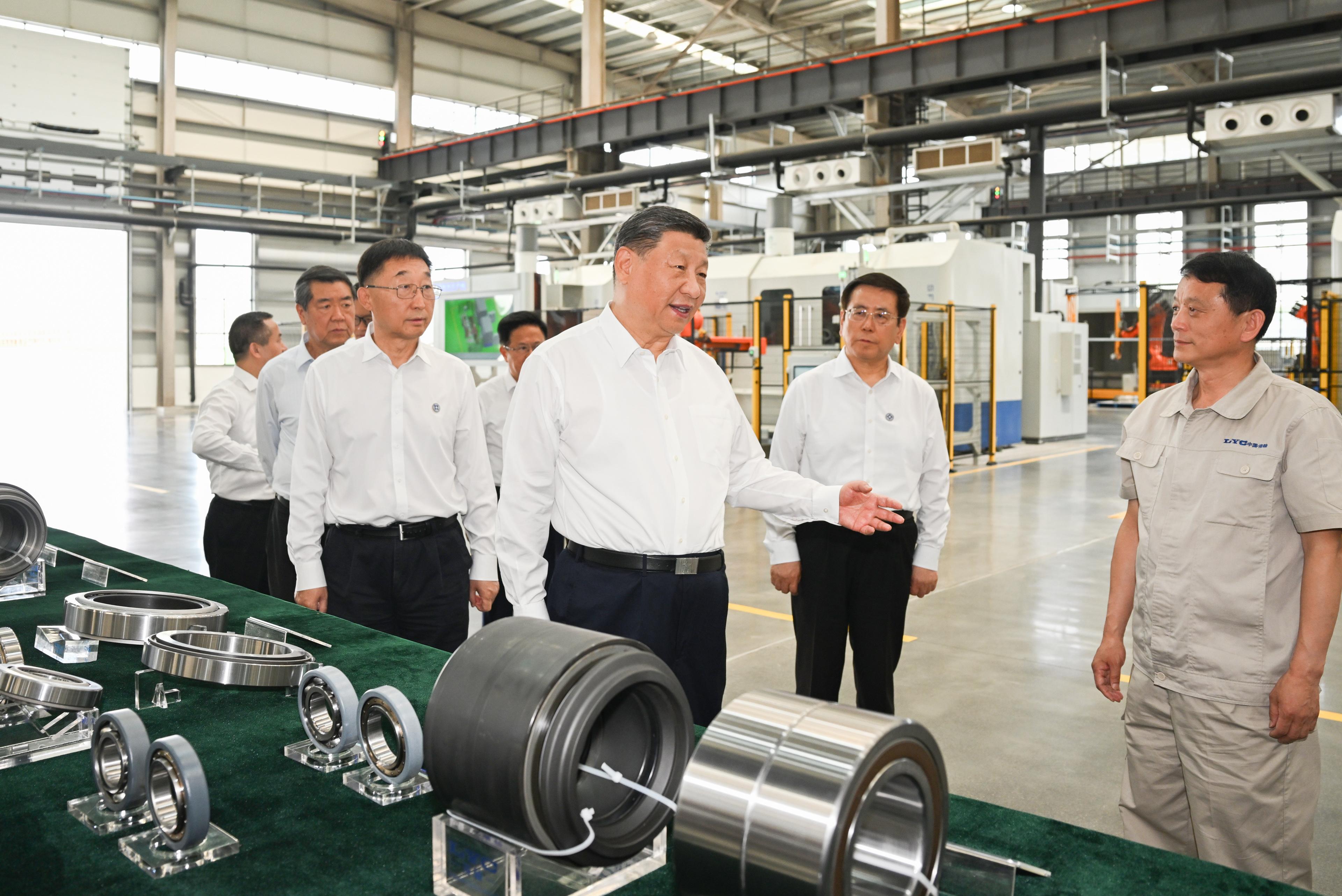 5月19日至20日，中共中央总书记、国家主席、中央军委主席习近平在河南考察。这是19日下午，习近平在洛阳轴承集团股份有限公司智能工厂考察。新华社记者 谢环驰 摄
