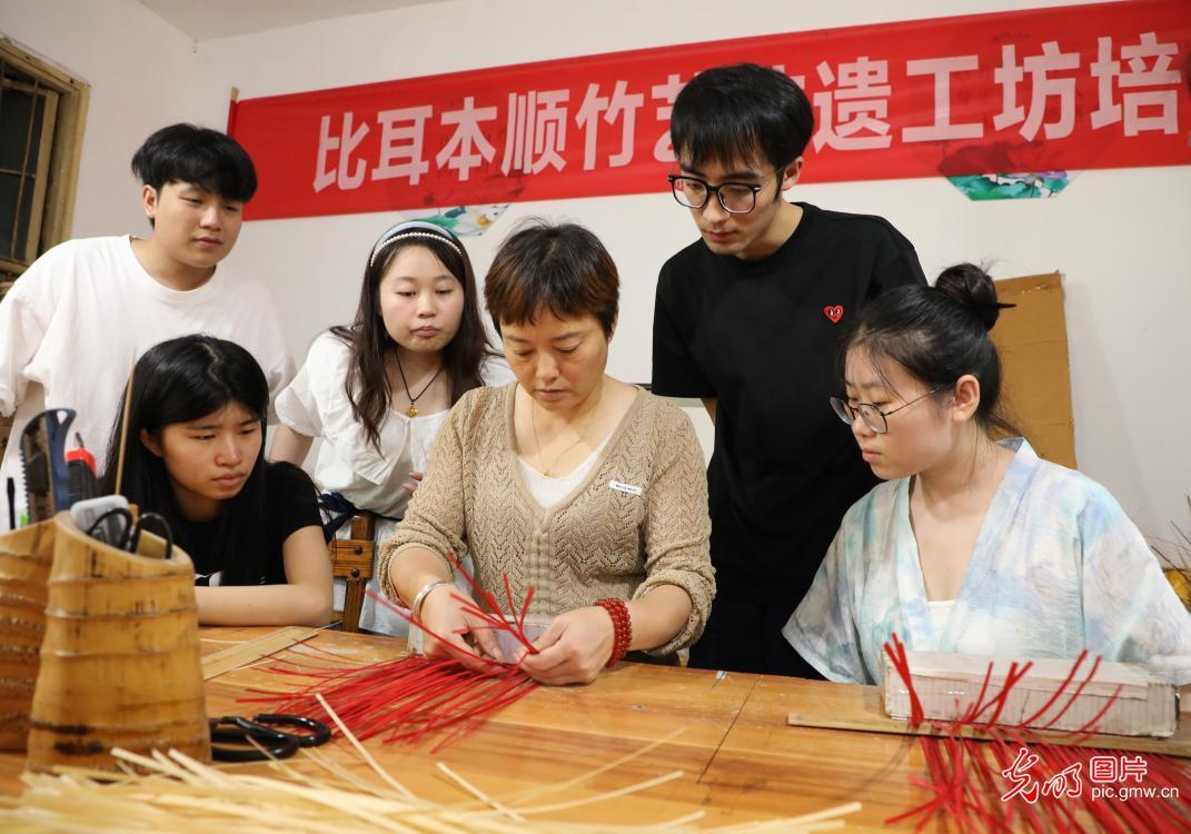 直播助农、健康义诊、扮靓街巷……青年学子暑期返乡服务桑梓