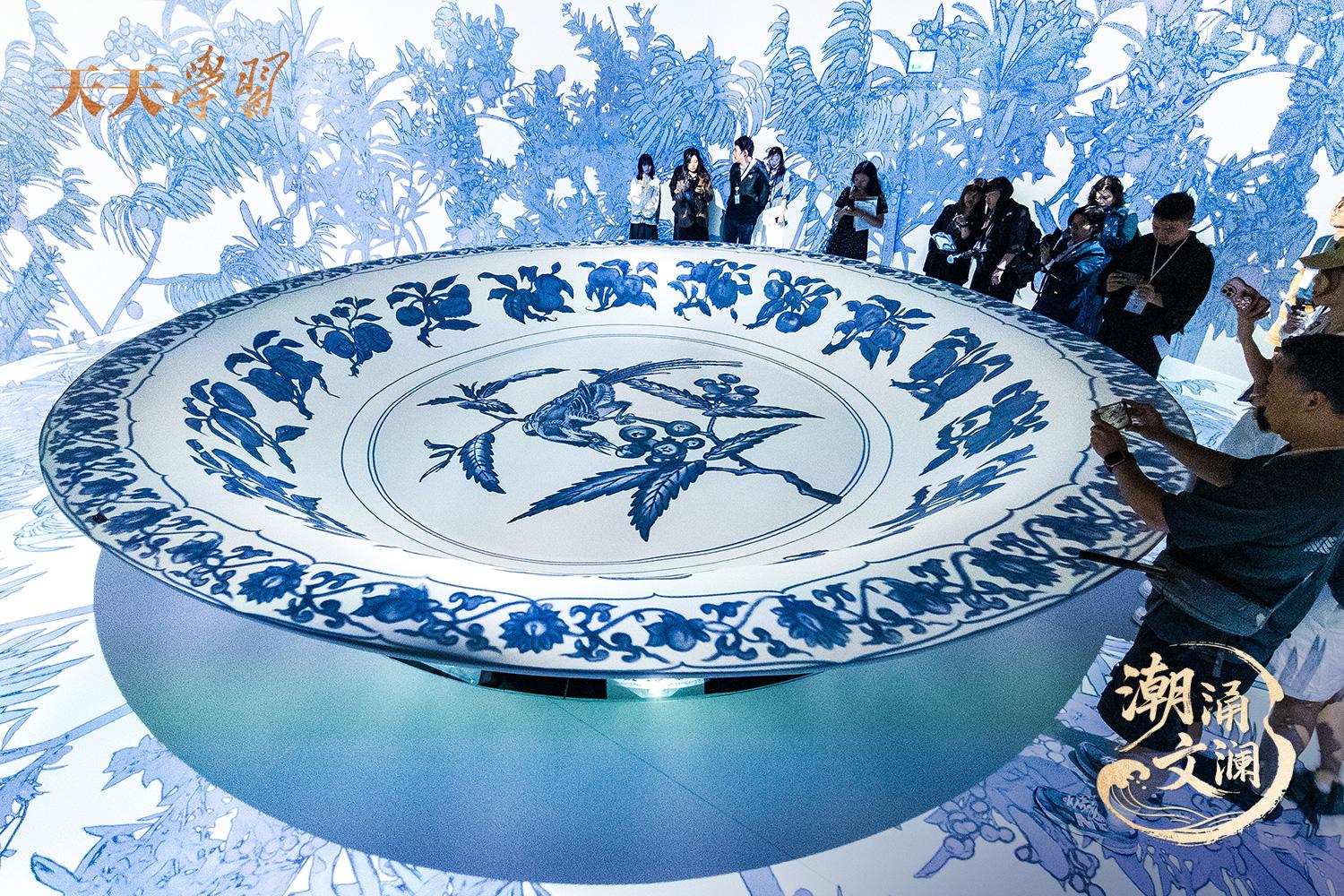 2025年5月13日，“‘纹’以载道——故宫博物院沉浸式数字体验展”亮相香港故宫文化博物馆。