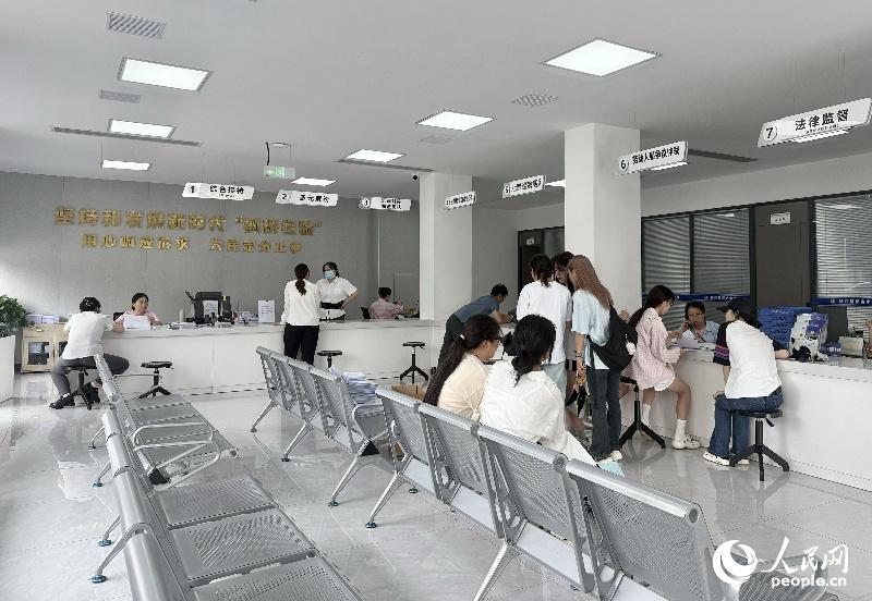 长沙县综治中心接待大厅里，多个部门开设窗口“一站式”服务。人民网 刘汕摄