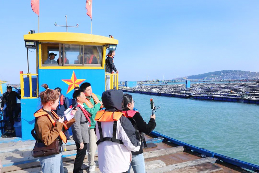 2023年11月，“福农优品·我在家乡等你来”文旅乡村网络直播活动走进平潭综合实验区，主播团乘船出海前往砂美村鲍鱼渔排，体验鲍鱼喂养，了解当地的鲍鱼养殖技术。海峡网供图