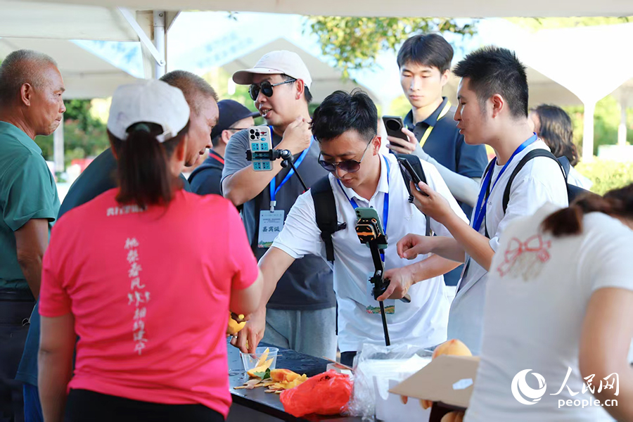 主播在电商集市里推介特色农产品。人民网 黄东仪摄