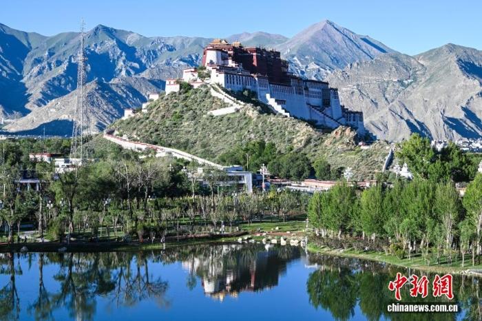 8月5日,随着西藏自治区成立60周年大庆临近,拉萨街头处处洋溢着喜庆氛围。市区主干道的路灯杆上,崭新的国旗与彩旗有序悬挂,鲜艳夺目。人行天桥完成升级改造,装饰板上国旗、石榴籽、牡丹花、浪潮、山川、连心结、雪山与哈达等元素相互交融,别具特色。工作人员正紧锣密鼓地布置花坛,五彩花卉将为城市增添斑斓色彩。此外,各大广场、公园也在装点,准备迎接八方来客。拉萨正以最美姿态,迎接这一重要时刻。图为从团结公园遥望布达拉宫。<a target='_blank' href='/'>中新社</a>记者 贡嘎来松 摄