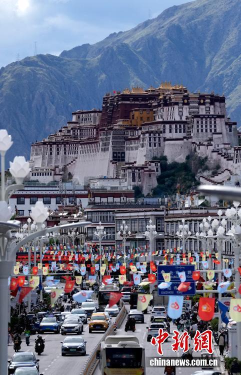 8月19日,随着西藏自治区成立60周年庆祝活动临近,拉萨氛围浓。拉萨街头,处处是张灯结彩的盛景,洋溢着一派祥和与欢腾的氛围。图为拉萨街头彩旗飘扬。