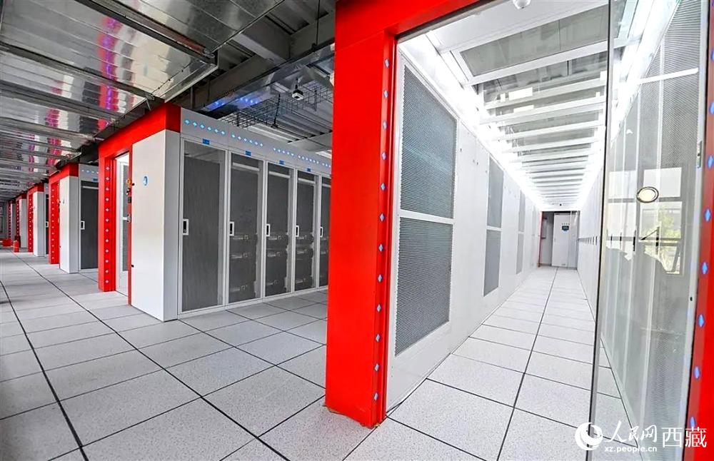西藏“雅江1号”人工智能先进计算中心机房。人民日报记者 鲜敢摄
