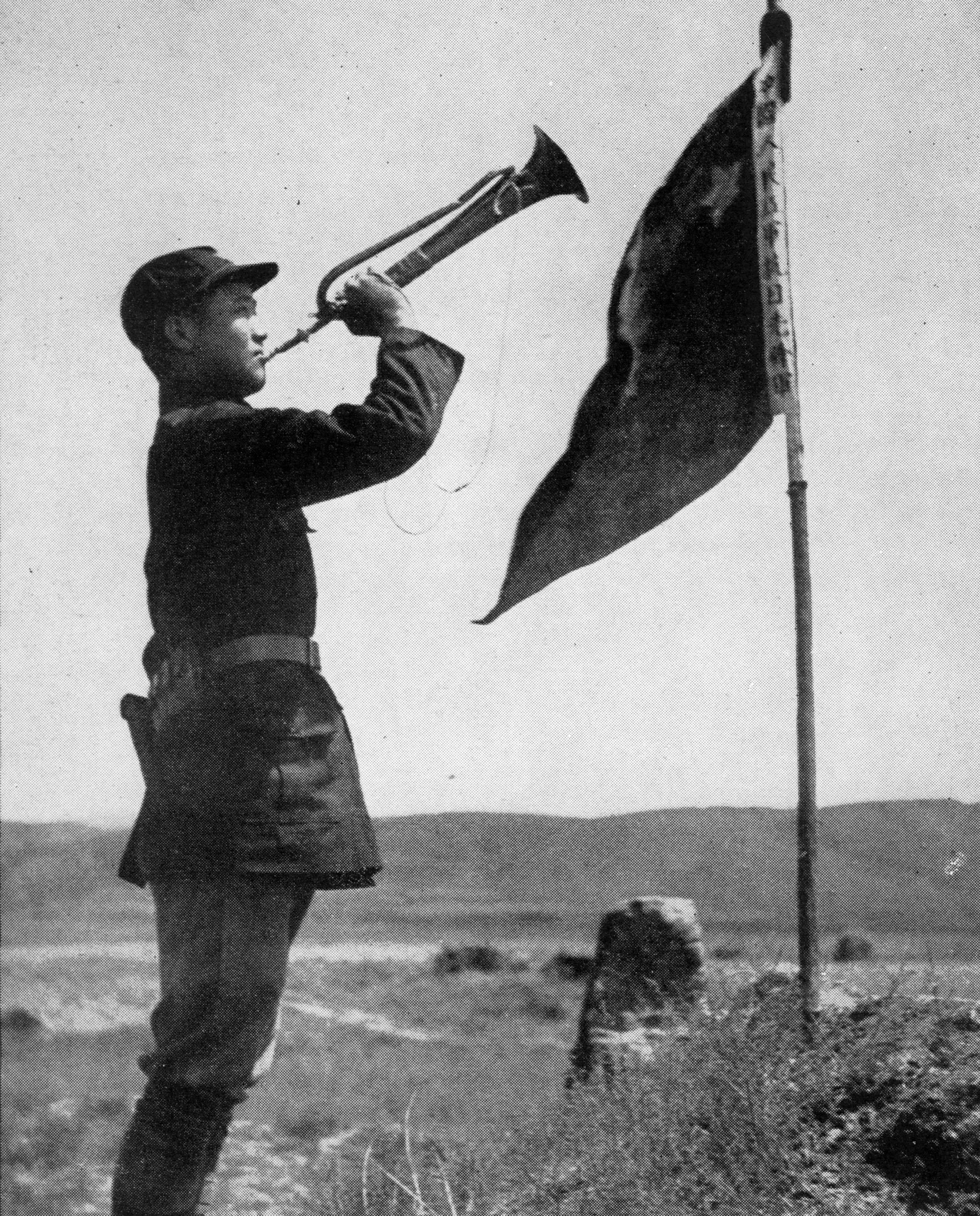 斯诺在预旺堡拍摄的红军司号员,他身边的旗子上写着“中国人民红军抗日先锋队”。