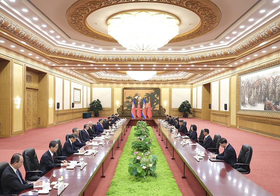 9月4日晚,<span class="sensitiveWord"><span class="illegalWord">中共</span></span>中央总书记、国家主席<span class="sensitiveWord">习<span class="sensitiveWord"><span class="illegalWord">近平</span></span></span>在北京人民大会堂同来华出席纪念中国人民抗日战争暨世界反法西斯战争胜利80周年活动的朝鲜劳动党总书记、国务委员长金正恩举行会谈。