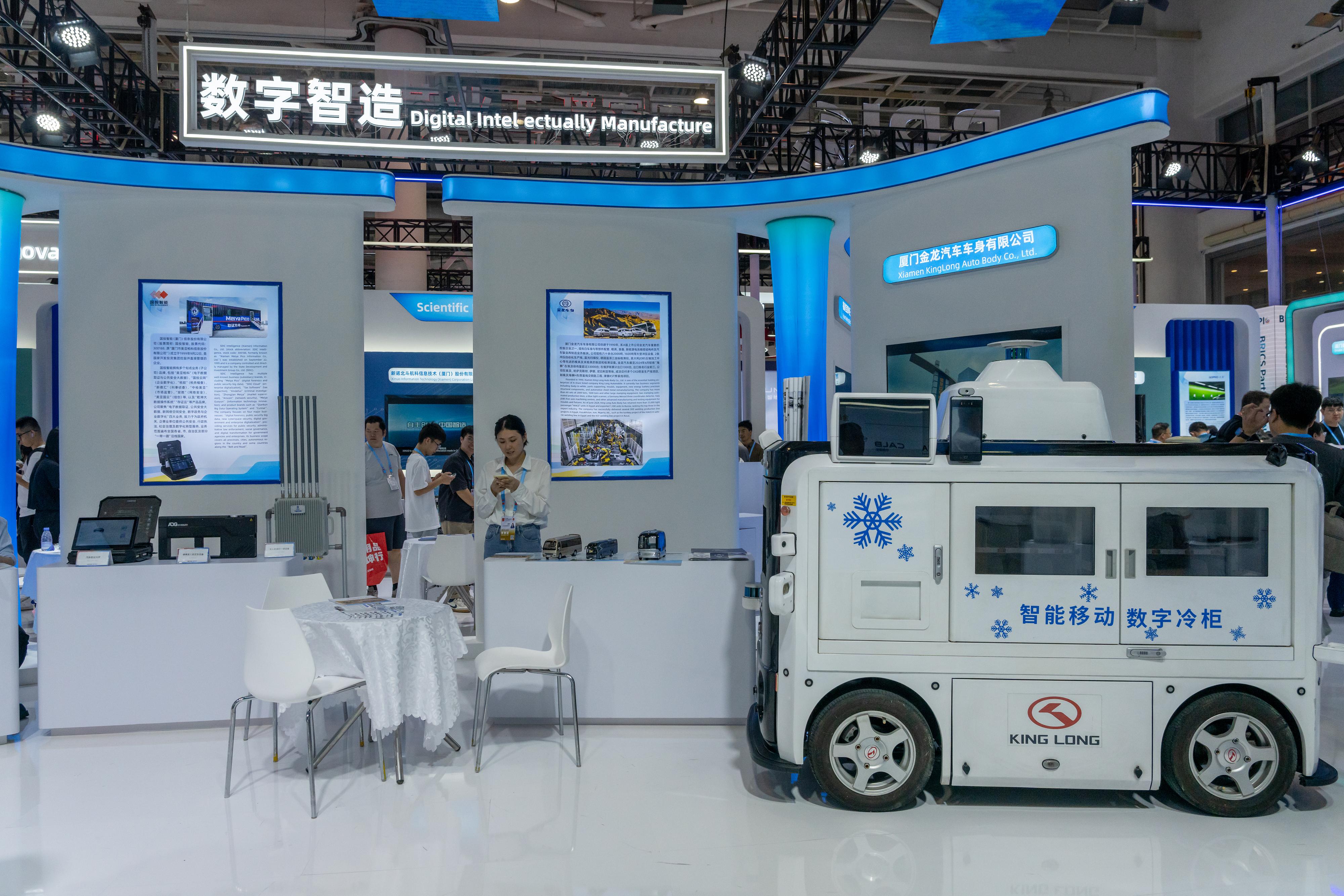 2024年9月9日,福建厦门,观众在金砖国家新工业革命伙伴关系创新基地展位参观、洽谈。