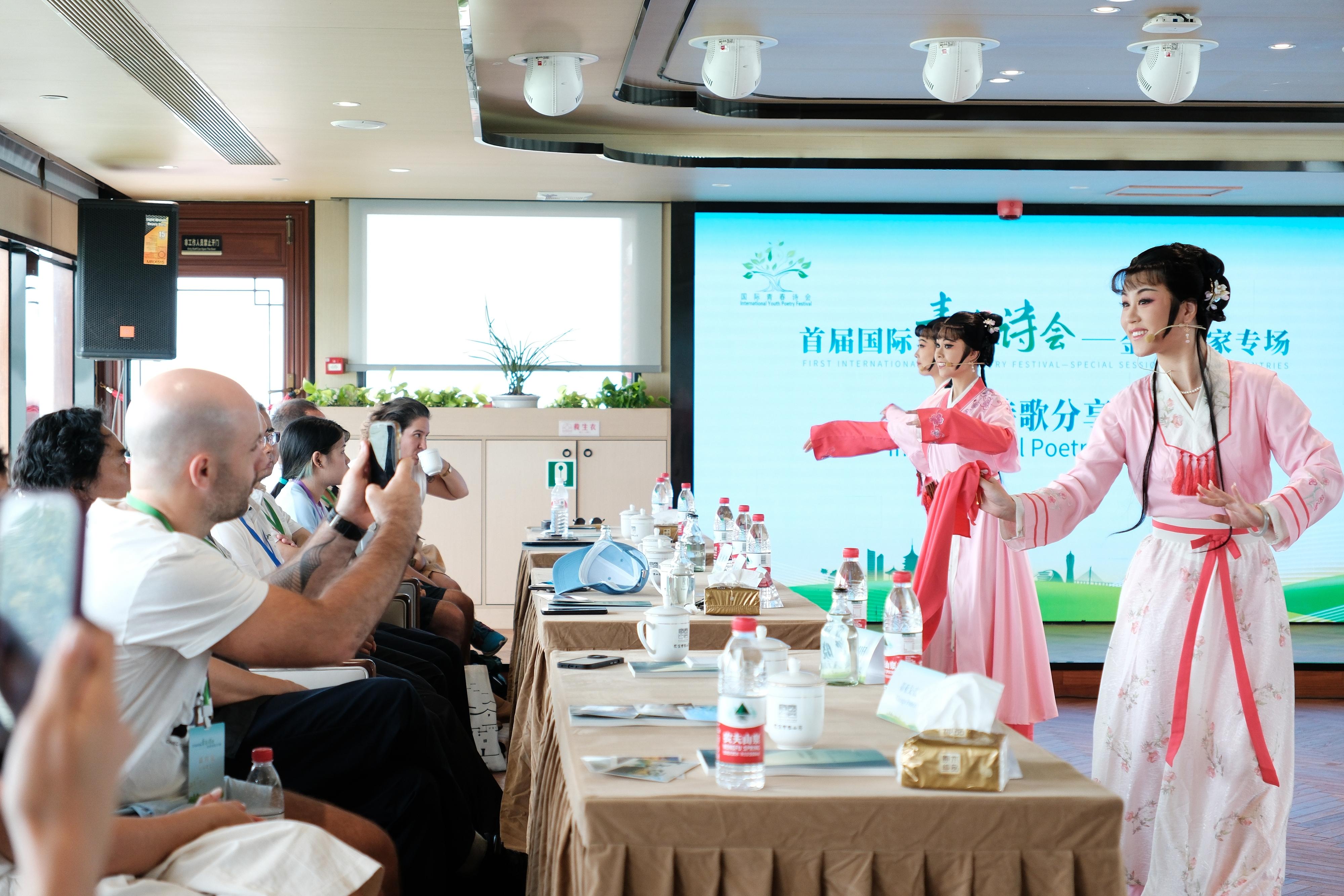 2024年7月21日,浙江杭州,金砖国家外国友人欣赏越剧《富阳新曲》。