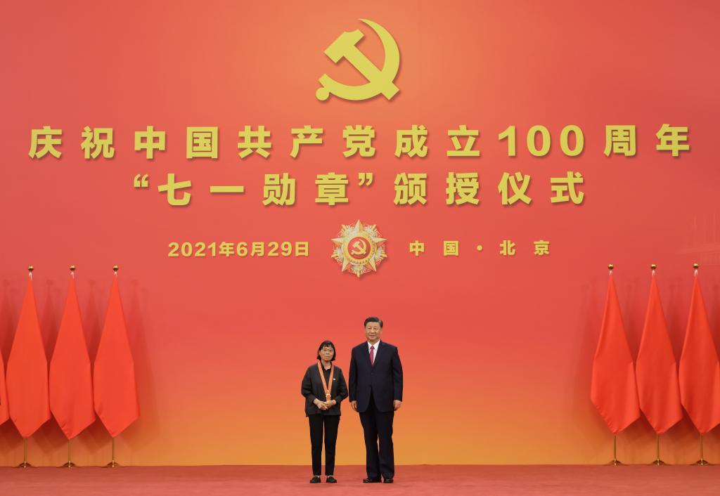 2021年6月29日,习近平总书记向“七一勋章”获得者张桂梅颁授勋章。