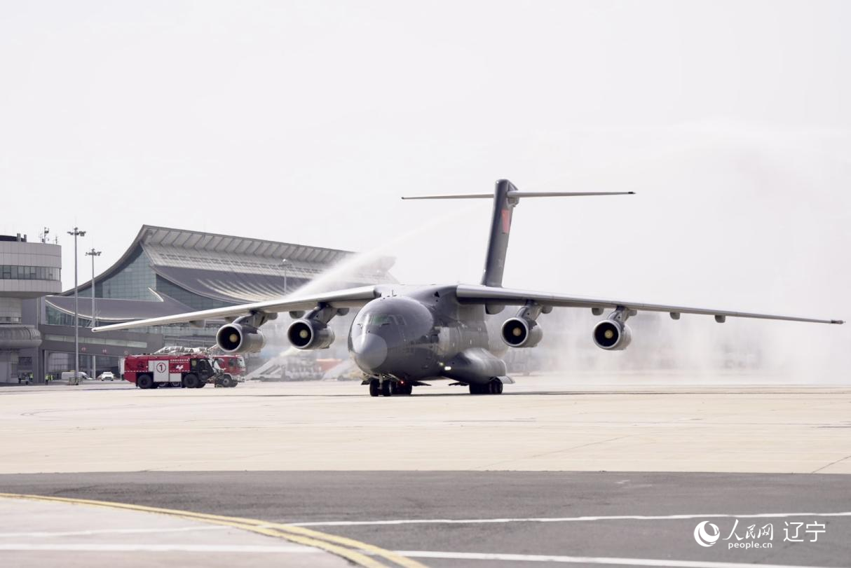 沈阳桃仙国际机场以“过水门”最高礼遇迎接英烈回家。人民网记者 邱宇哲摄