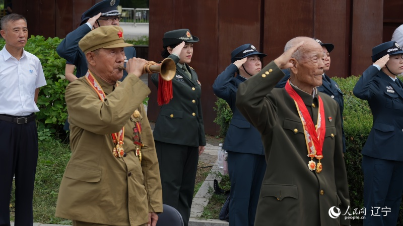 志愿军老战士南启祥再次为战友吹响了冲锋号。人民网记者 周颂雪摄