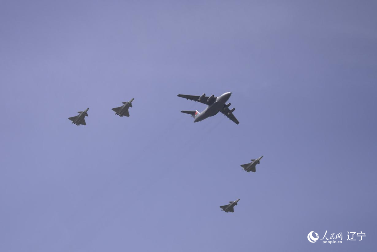 执行第十二批在韩中国人民志愿军烈士遗骸转运任务的运-20进入中国领空后,首次采用“五机编队”的方式,由4架歼-20伴飞护航,与往年相比护航规格更高。人民网记者 邱宇哲摄